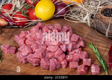 Rohes, gehacktes Lammfilet, gewürfeltes Filet oder gewürfeltes Lammkotelinfleisch. Frische Schaffilet Würfel, Lamm Cubed.Türkische Name; Kuzu Kusbasi. Stockfoto