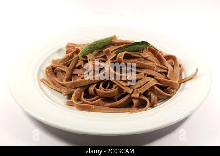 Tagliatelle mit Kastanien mit Butter und Salbei Stockfoto