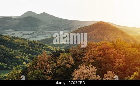 Schöner Panoramablick auf das Mittelböhmische Hochland während eines lebhaften Frühlings Sonnenuntergang. Das Hotel liegt in Nordböhmen in der Tschechischen Republik Stockfoto