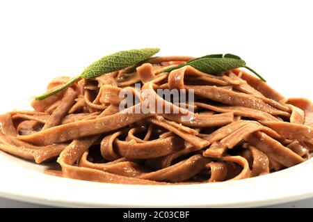 Tagliatelle mit Kastanien mit Butter und Salbei Stockfoto