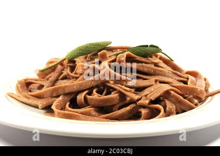 Tagliatelle mit Kastanien mit Butter und Salbei Stockfoto