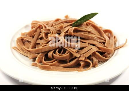 Tagliatelle mit Kastanien mit Butter und Salbei Stockfoto