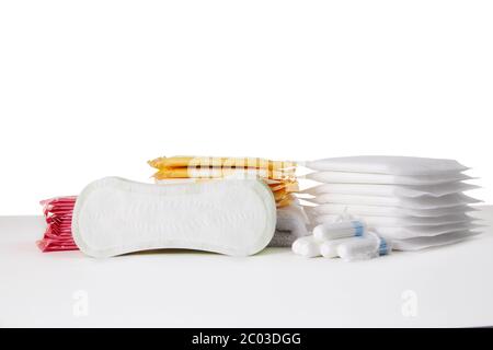 Verschiedene menstruelle Damenbinden und Tampons auf weißem Hintergrund. Feminine Hygieneprodukte. Kopierraum. Stockfoto