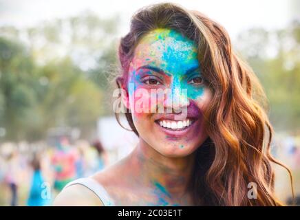 Fröhliches junges Mädchen auf Holi Farbe festival Stockfoto