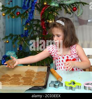 Kleine Mädchen Backen Weihnachtsplätzchen Stockfoto