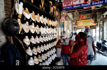 (200611) -- NEU DELHI, 11. Juni 2020 (Xinhua) -- das am 10. Juni 2020 aufgenommene Foto zeigt eine Ansicht eines Marktgebiets in Neu Delhi, Indien. Das indische Gesundheitsministerium sagte am Donnerstagmorgen, dass 357 neue Todesfälle aufgrund von COVID-19 gemeldet wurden, neben frischen 9,996 positiven Fällen in den letzten 24 Stunden im ganzen Land, was die Zahl der Todesfälle auf 8,102 und die Gesamtzahl der Fälle auf 286,579 nahm. (Foto von Partha Sarkar/Xinhua) Stockfoto