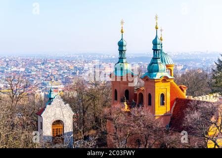 Kirche des heiligen Laurentius, Tschechisch: Kostel Svateho Vavrince, auf dem Petrin-Hügel. Luftaufnahme vom Petrin Tower, Prag, Tschechische Republik. Stockfoto