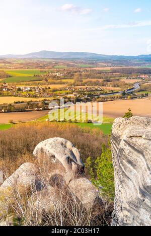 Aussichtspunkt auf der Spitze der Sandsteinfelsen in Prihrrazy Rocks, Böhmisches Paradies, Tschechische Republik. Stockfoto