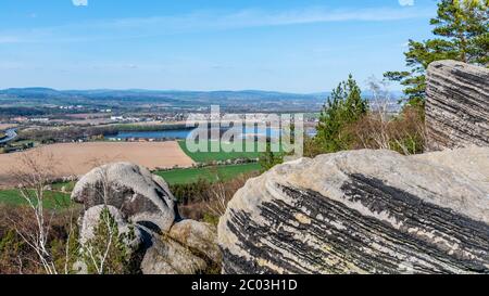 Aussichtspunkt auf der Spitze der Sandsteinfelsen in Prihrrazy Rocks, Böhmisches Paradies, Tschechische Republik. Stockfoto