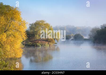 Ein nebliger Hooksmarsh See im River Lee Country Park, Essex, Großbritannien Stockfoto