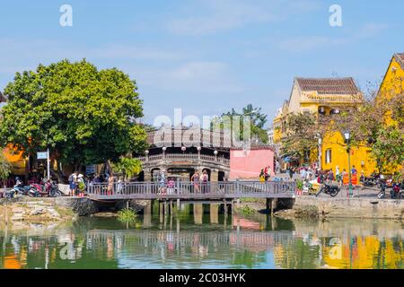 Blick auf den Fluss, mit zwei Brücken, Altstadt, Hoi an, Vietnam, Asien Stockfoto