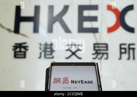 Hongkong, China. Juni 2020. Die Aktiencodes von NetEase 9999. Werden in der Handelshalle von Hong Kong Exchanges and Clearing Limited (HKEX) in Hong Kong, Südchina, am 11. Juni 2020, gesehen. Kredit: Wang Shen/Xinhua/Alamy Live News Stockfoto