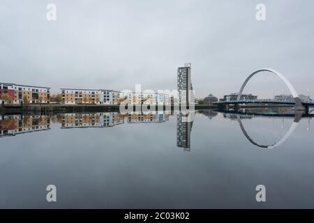 Die Clyde Arc Bridge und andere Gebäude spiegeln sich im Fluss Clyde, Glasgow, Schottland Stockfoto