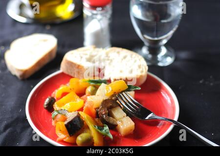 Caponata typisch italienisches Gericht mit Kartoffelpfeffer und Tomate Stockfoto