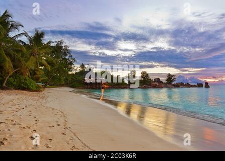 Cafe auf den Seychellen tropischen Strand bei Sonnenuntergang Stockfoto