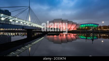 Das Scottish Exhibition Centre (SEC) in Glasgow spiegelte sich im Fluss Clyde wider Stockfoto