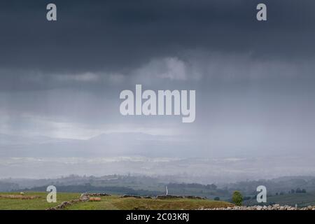 Regen im Sommer über das Eden Valley in Cumbria, Großbritannien. Stockfoto