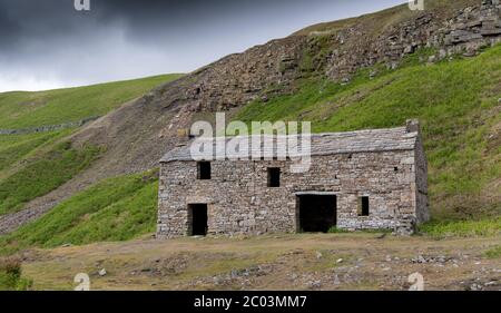 Ruinen der Crackpot Hall in der Nähe von Keld auf dem Gipfel von Swaledale im Yorkshire Dales National Park, Großbritannien. Stockfoto