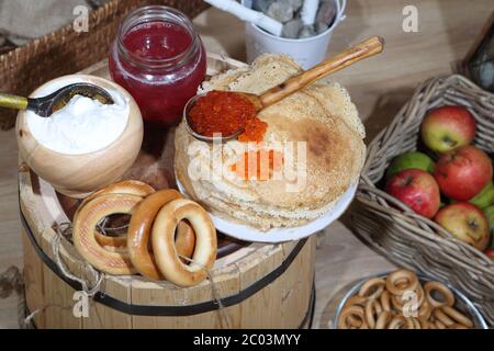 Pfannkuchen, roter Kaviar, saure Sahne und Purpurbeere Stockfoto