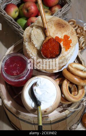 Pfannkuchen, roter Kaviar, saure Sahne und Purpurbeere Stockfoto