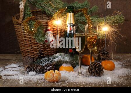 Champagner, Mandarinen, Bengalfeuer und Pelzbaum-Zweig mit Zapfen, ein Neujahr Stillleben Stockfoto