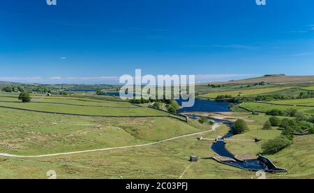 Blick auf Baldersdale von Balderhead in Richtung der Blackton und Hury Stauseen im Frühsommer. Co. Durham, Großbritannien. Stockfoto