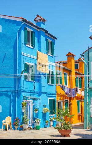 Straße mit alten bunten Häusern mit in Burano in Venedig, Italien - bunte italienische Stadtbild Stockfoto