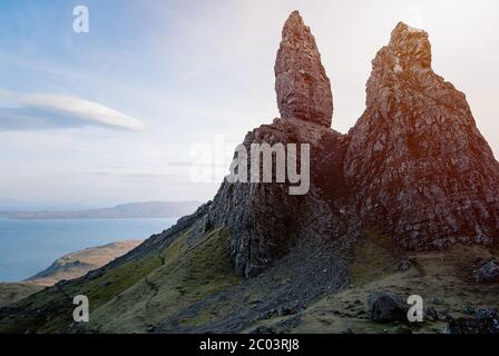 Eines der meistfotografierten Wunder der Welt. Der alte Mann von Storr bei Sonnenuntergang auf der Isle of Skye, Highlands in Schottland, Vereinigtes Königreich. Stockfoto