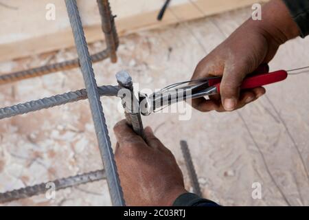 Metallrahmen wird vorbereitet, bevor Beton gegossen wird, Teil der Arbeiten zum Bau von Fundamenten für eine große Ölanlage in der Sahara. Stockfoto