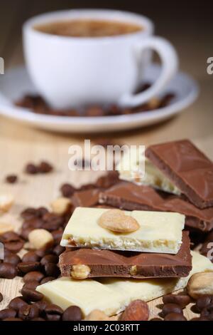 Kaffee mit Eis und einer Schokoladenkrume Stockfoto