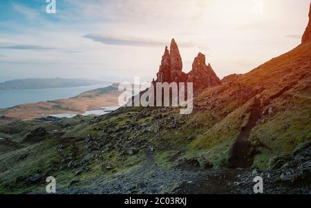 Eines der meistfotografierten Wunder der Welt. Der alte Mann von Storr bei Sonnenuntergang auf der Isle of Skye, Highlands in Schottland, Vereinigtes Königreich. Stockfoto