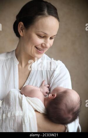 Baby Boy beim Einschlafen in den Armen der Mutter Stockfoto