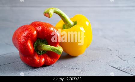 Helles Gemüse Gelbe und rote Paprika Wassertropfen auf gewaschenen Paprika. Leichter Hintergrund appetitlich rohe reife Paprika Stockfoto