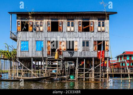 Ein typisches Haus auf Stelzen in EINEM schwimmenden Dorf am Inle-See, Shan State, Myanmar. Stockfoto