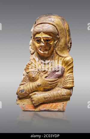 Alte ägyptische römische weibliche Mumie Maske, Kalkstein, römische Periode, 2. Jahrhundert n. Chr., Hawara, Ägyptisches Museum, Turin. Grauer Hintergrund Dies ist ein bemerkenswertes Stockfoto