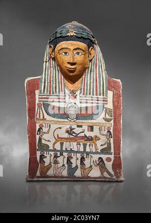 Alte ägyptische Gemetzel-Mumienmaske mit Mumification-Szene, Pyolämische Periode, (332-30BC), Ägyptisches Museum, Turin. Cat 2250. Grauer Hintergrund Stockfoto