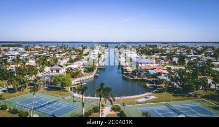 Ferienwohnungen an einem Kanal in Fort Myers (Florida, USA) Stockfoto