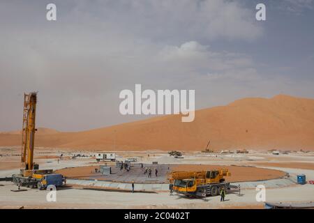 Öltanks in einer neuen Ölanlage in der Wüste Sahara im Bau. Stockfoto