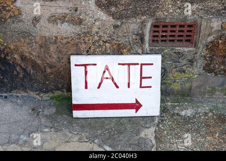Saint Ives, Cornwall, Großbritannien. Ein Schild in Richtung Tate St Ives. Stockfoto