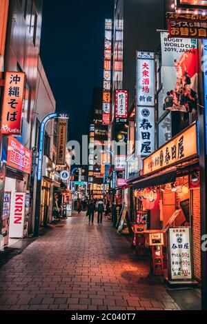 Shinjuku Straßen mit Neonschildern (Tokio, Japan) Stockfoto