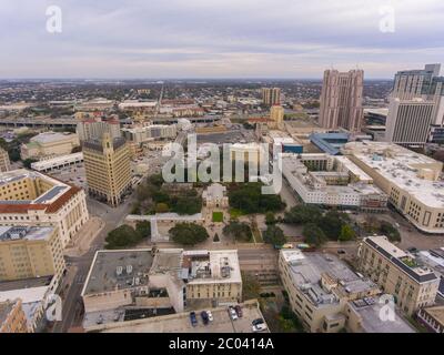 Luftaufnahme der Alamo Mission in der Innenstadt von San Antonio, Texas, TX, USA. Die Mission ist Teil des Weltkulturerbes der Missionen von San Antonio. Stockfoto