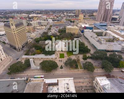 Luftaufnahme der Alamo Mission in der Innenstadt von San Antonio, Texas, TX, USA. Die Mission ist Teil des Weltkulturerbes der Missionen von San Antonio. Stockfoto