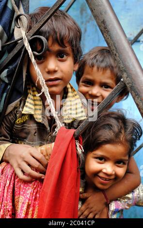 Glückliche Momente der Slumkinder im Slumgebiet. Stockfoto