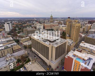 Luftaufnahme der Skyline von San Antonio, einschließlich Tower Life Building, San Antonio, Texas, TX, USA. Stockfoto