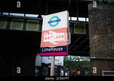 Allgemeine Ansicht GV von Limehouse Station Schild, East London Stockfoto