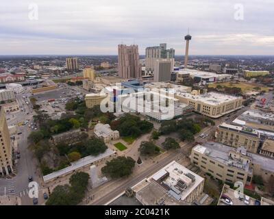 Luftaufnahme der Alamo Mission und des Tower of the Americas in der Innenstadt von San Antonio, Texas, TX, USA. Die Mission ist ein Teil der Missionen von San Antonio Stockfoto