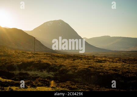 Die konische Form in den Red Hills Bergkette auf Glencoe in den schottischen Highlands, kalt sonnigen Morgen Stockfoto
