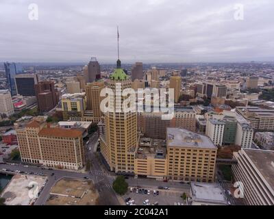 Luftaufnahme der Skyline von San Antonio, einschließlich Tower Life Building, San Antonio, Texas, TX, USA. Stockfoto