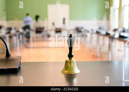 Kiel, Deutschland. Juni 2020. Eine Glocke steht auf einem Tisch in einem Konferenzraum im Kieler landtag. Quelle: Frank Molter/dpa/Alamy Live News Stockfoto