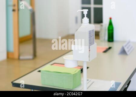 Kiel, Deutschland. Juni 2020. Desinfektionsmittel und Handtücher werden auf einem Tisch vor einem Tagungsraum im kieler parlament aufgestellt. Quelle: Frank Molter/dpa/Alamy Live News Stockfoto